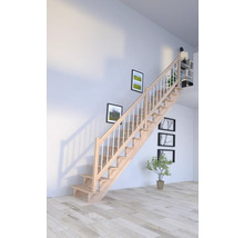 Holztreppe mit Geländer in einem hellen Raum.