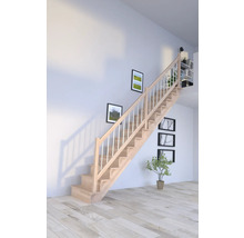 Holztreppe in hellem, modernem Wohnraum mit Dekoration