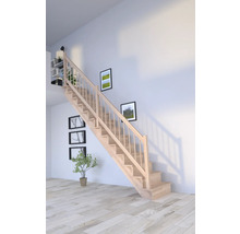 Holztreppe in einem hellen Raum mit Dekoration
