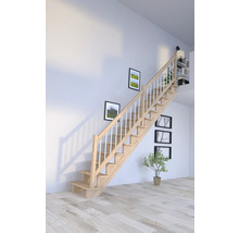 Holztreppe mit weißem Geländer in einem hellen Raum