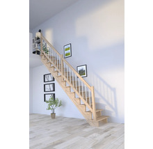 Holztreppe mit weißem Geländer in einem hellen Raum