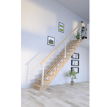 Holztreppe mit Geländer im Wohnraum.