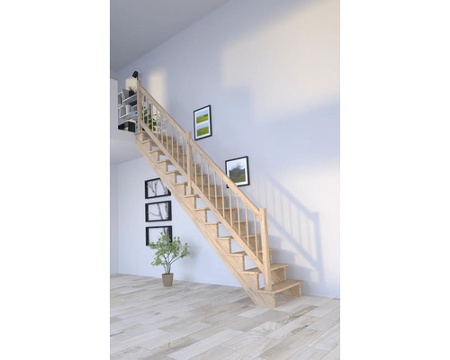 Holztreppe im Wohnraum mit Bildern an der Wand und einer Pflanze