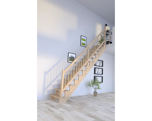 Holztreppe in einem hellen Raum mit Bildern an der Wand