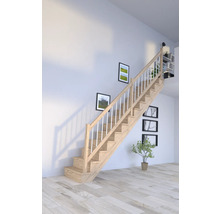 Holztreppe mit weißem Geländer in einem hellen Raum