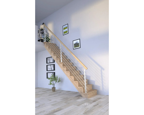 Holztreppe mit Metallgeländer in einem hellen Wohnraum