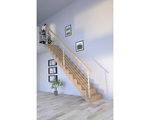 Holztreppe mit Edelstahlgeländer in hellem Raum