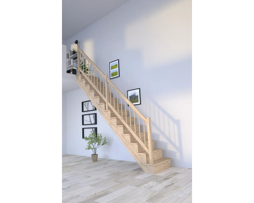 Holztreppe in hellem Raum mit Bildern an der Wand