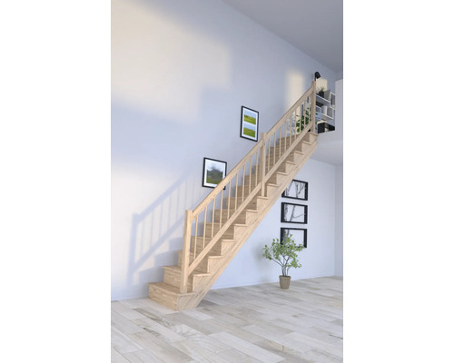 Helle Holztreppe im Innenraum mit Dekorationen