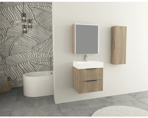 Badezimmer mit Waschtisch, Spiegelschrank und Hochschrank in Holzoptik vor gemusterter Tapete