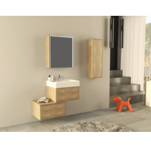 Badezimmer mit Waschtisch, Spiegelschrank und Hängeschrank in hellem Holzdekor