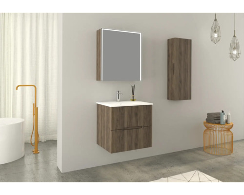 Badezimmer mit Waschbeckenunterschrank, Spiegelschrank und Hängeschrank