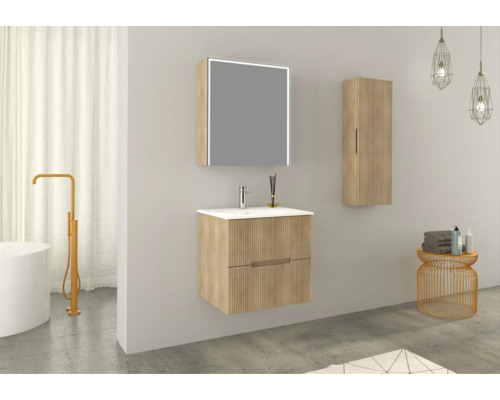 Badezimmer mit Waschtisch, Spiegelschrank, Hängeschrank und Accessoires