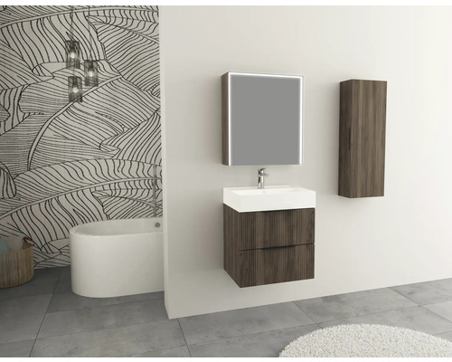 Badezimmer mit Waschtisch, Spiegel, Hängeschrank und Badewanne