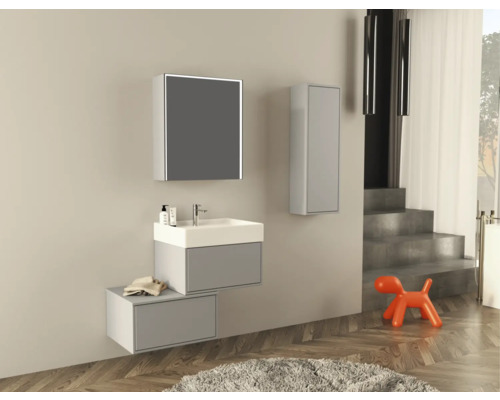 Modernes Badezimmer mit Waschbecken, Spiegel und Stauraum