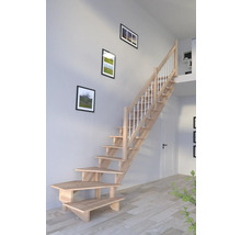 Holztreppe mit Geländer in einem hellen Raum.