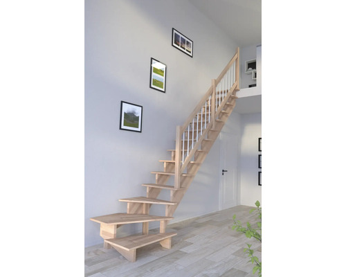 Holztreppe mit Geländer in einem hellen Raum.