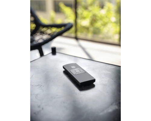 Fernbedienung auf einem Tisch