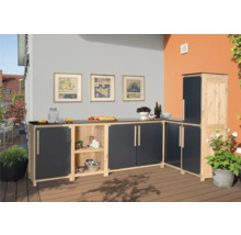 Außenküche mit Schränken, Arbeitsplatte und Regalen auf einer Terrasse