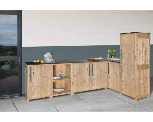Außenküche aus Holz mit schwarzer Arbeitsplatte und Stauraum