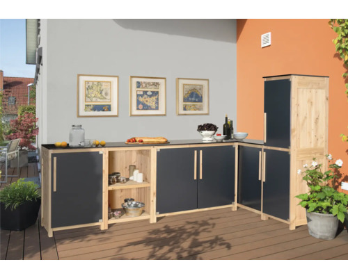 Außenküche aus Holz mit Arbeitsplatte, Schränken und Regalen auf einer Terrasse.