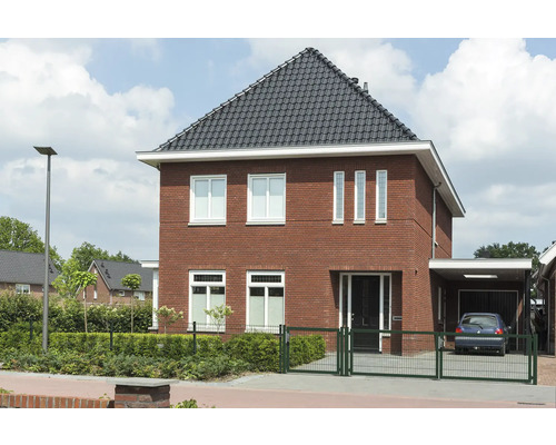 Einfamilienhaus mit Ziegelsteinfassade, dunklem Dach und Garage