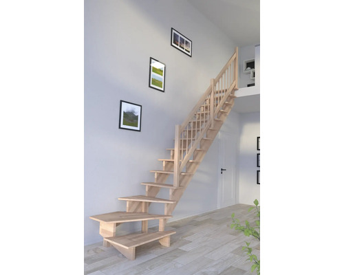 Holztreppe im Innenraum eines Wohnhauses mit Bildern an der Wand.