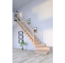 Holztreppe mit Geländer in einem hellen Raum.