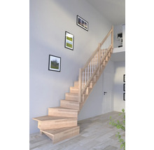 Holztreppe mit weißem Geländer in einem hellen Wohnraum.