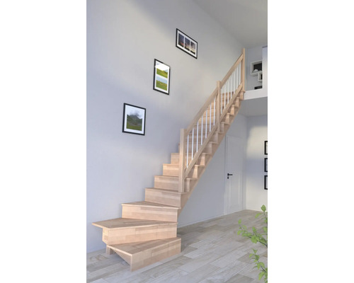 Holztreppe mit Handlauf in einem hellen Raum