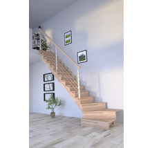Treppe aus Holz mit Geländer aus Metall in einem hellen Raum