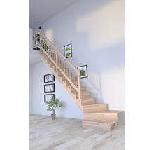 Holztreppe im Raum mit Bildern an der Wand