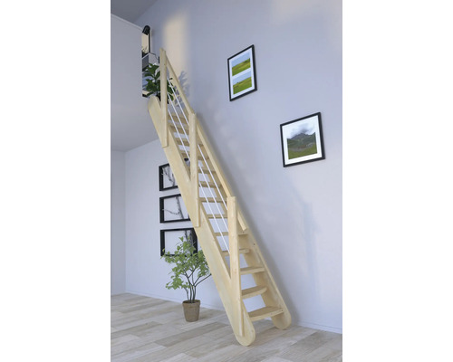 Holztreppe mit Geländer im Wohnraum
