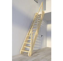 Holztreppe mit Geländer im Innenraum