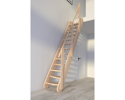 Holztreppe mit Geländer im Innenraum