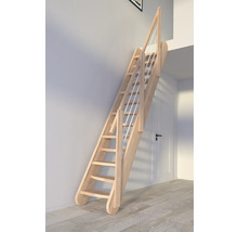 Holztreppe mit Geländer im Innenraum