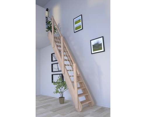 Holztreppe mit Geländer in einem hellen Raum