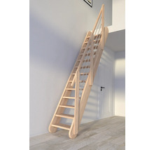 Holztreppe mit Geländer im Innenraum