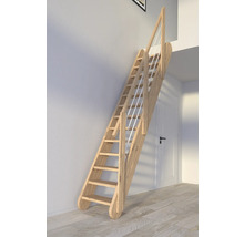 Holztreppe mit Geländer im Innenraum