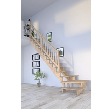 Holztreppe in einem hellen Wohnraum mit Wanddekoration