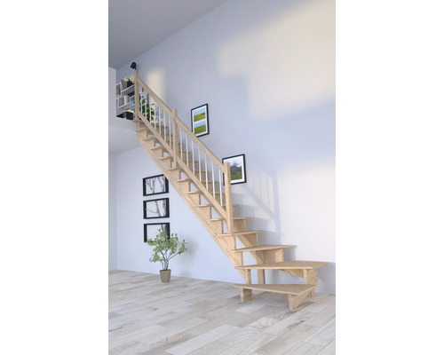 Holztreppe in einem hellen Wohnraum mit Wanddekoration