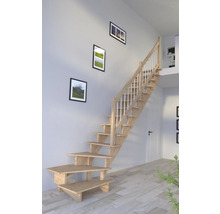 Holztreppe in einem hellen Raum mit Bildern an der Wand