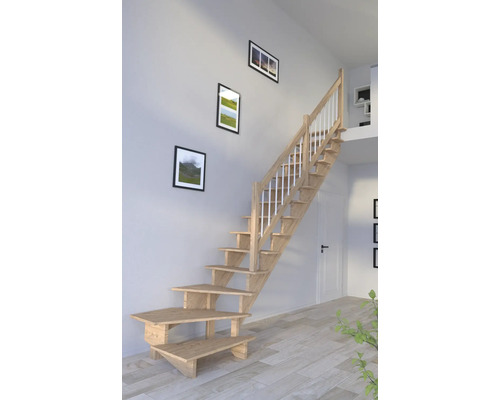 Holztreppe mit Handlauf im Innenraum