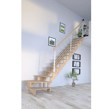 Holztreppe mit Geländer in einem hellen Raum