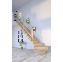 Holztreppe mit Geländer in hellem Raum