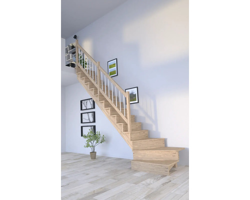 Holztreppe mit Geländer in einem hellen Raum