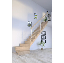Holztreppe mit Geländer in einem hellen Raum.