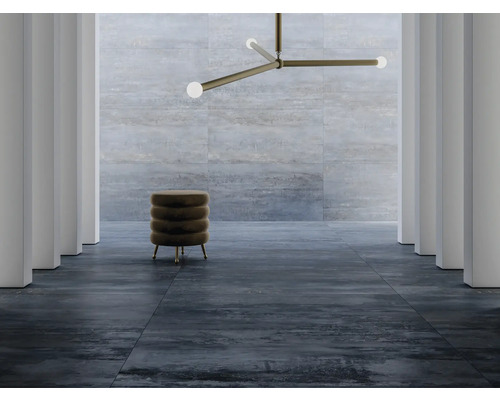 Interieuransicht mit Fliesenboden, Hocker und Deckenleuchte