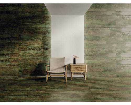 Raumansicht mit Fliesen an Wand und Boden, Sessel und Nachttisch