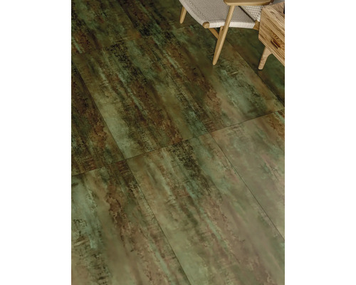 Verlegung von Bodenfliesen im Innenbereich mit Holzeffekt und Sitzgelegenheiten